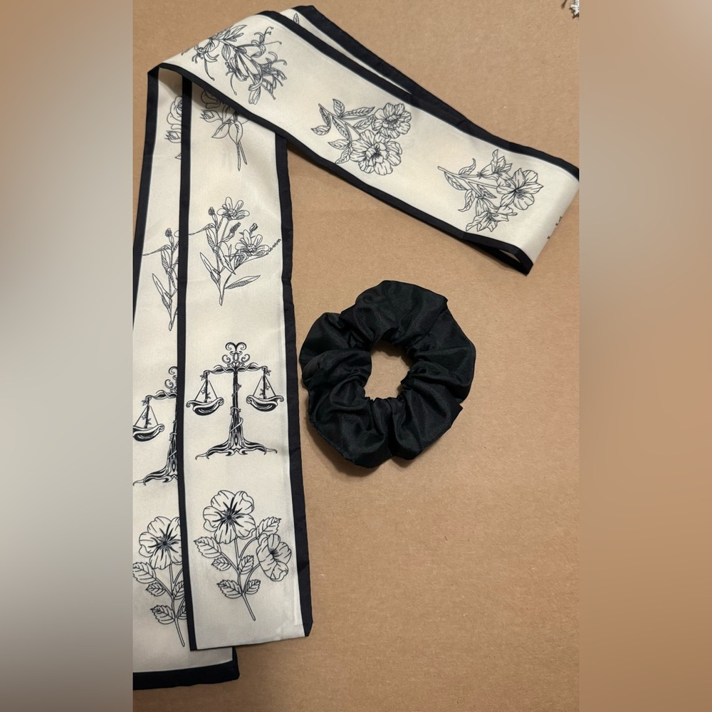 Scrunchie bow in cream and black pattern - Picture 5 of 5